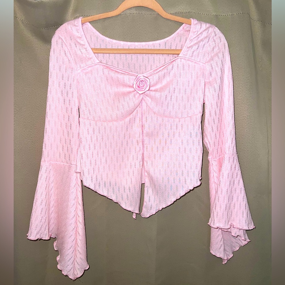 Pink rosette top with flare sleeves and split cropped front 🌸💗 never worn!